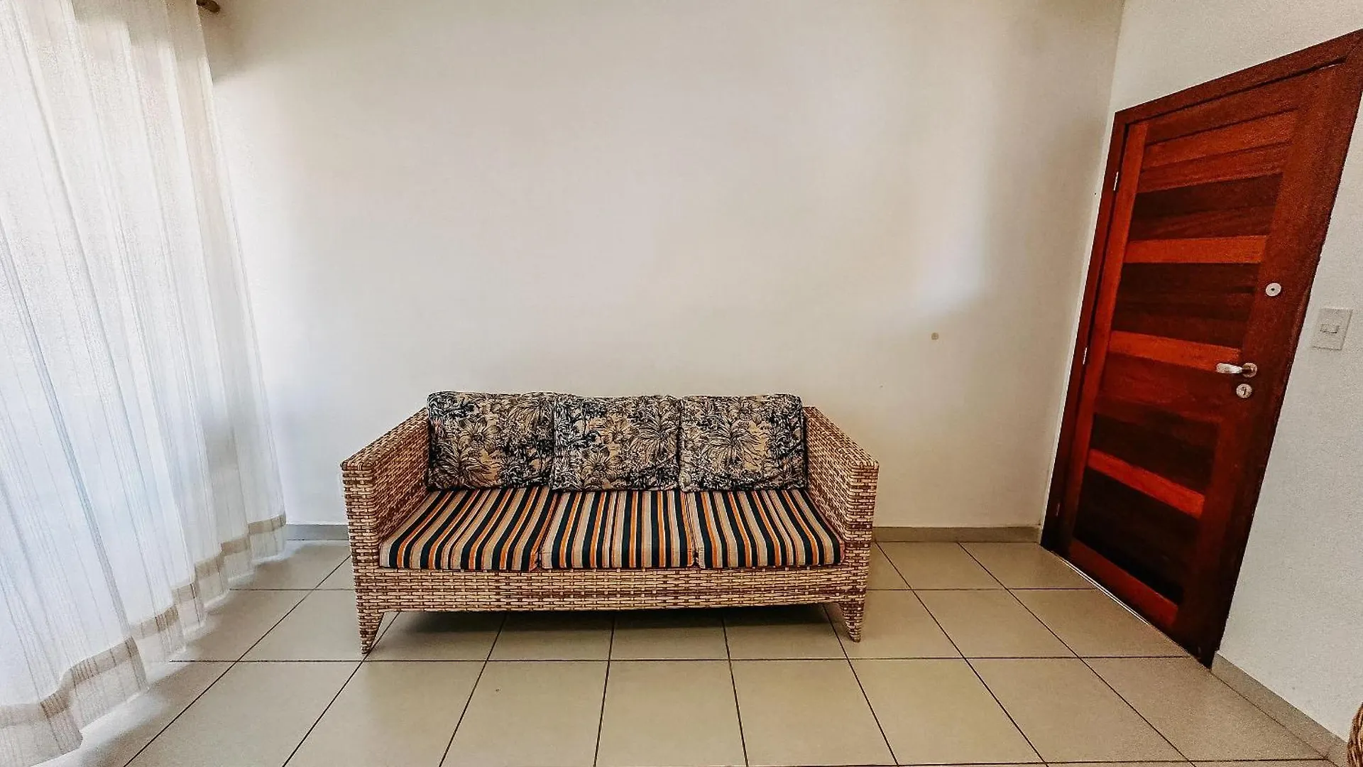 Taperapua Beachfront: 2-Bedroom Apartment with Wi-Fi and Parking Porto Seguro