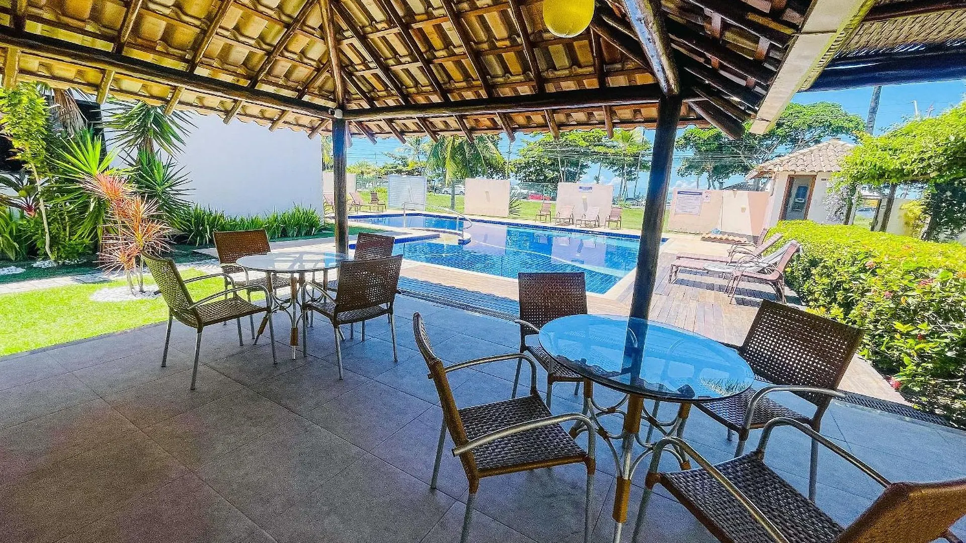 Taperapua Beachfront: 2-Bedroom Apartment with Wi-Fi and Parking Porto Seguro