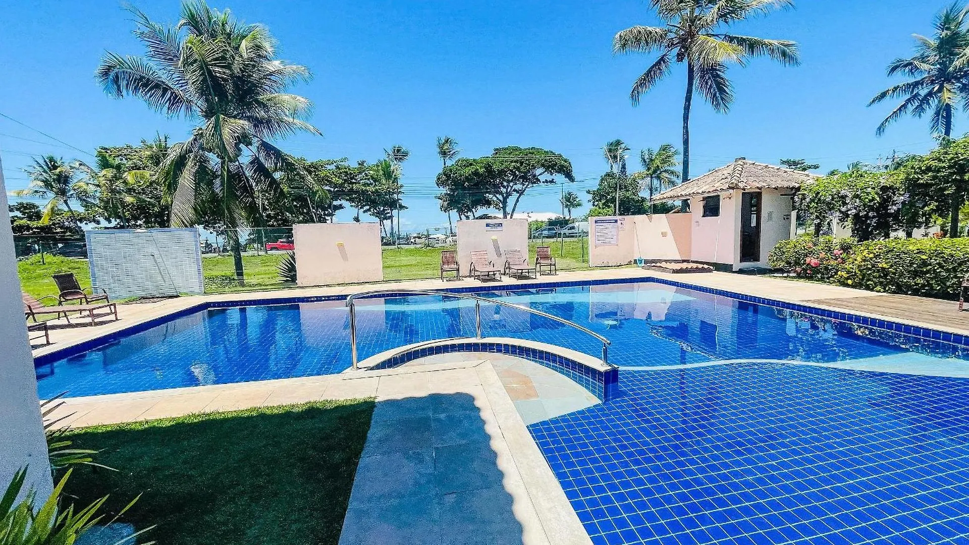 Taperapua Beachfront: 2-Bedroom Apartment with Wi-Fi and Parking Porto Seguro